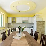 Апартаменты Crowonder Sun&fun House With Large Swimming Pool, Playroom And Garden *