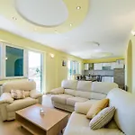 Crowonder Sun&fun House With Large Swimming Pool, Playroom And Garden *