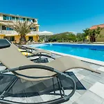 Апартаменты Crowonder Sun&fun House With Large Swimming Pool, Playroom And Garden *