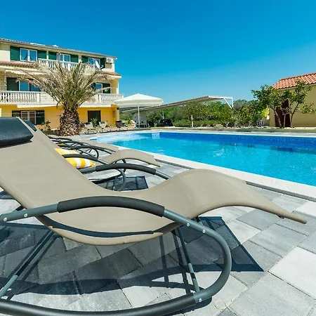 Апартаменты Crowonder Sun&fun House With Large Swimming Pool, Playroom And Garden *