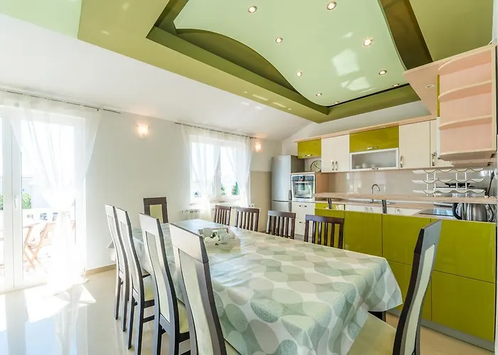 Crowonder Sun&fun House With Large Swimming Pool, Playroom And Garden