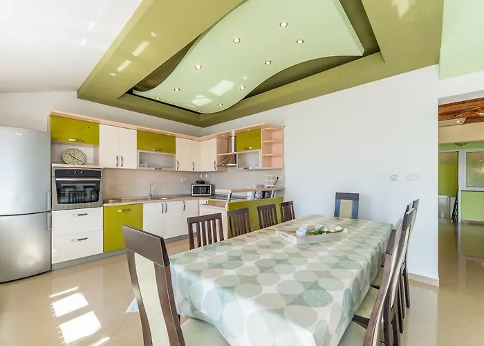 Crowonder Sun&fun House With Large Swimming Pool, Playroom And Garden 비빈제