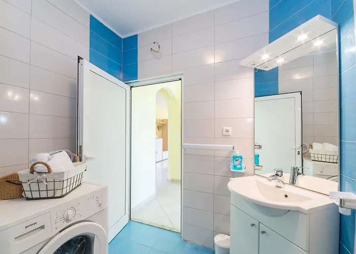 Crowonder Sun&fun House With Large Swimming Pool, Playroom And Garden