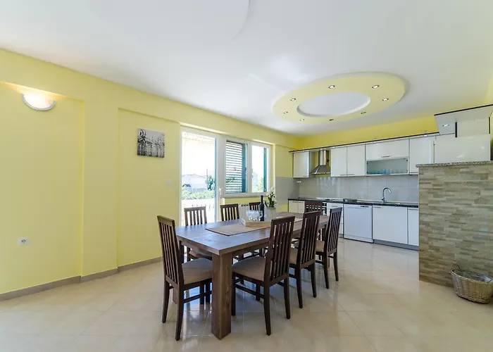 Crowonder Sun&fun House With Large Swimming Pool, Playroom And Garden *