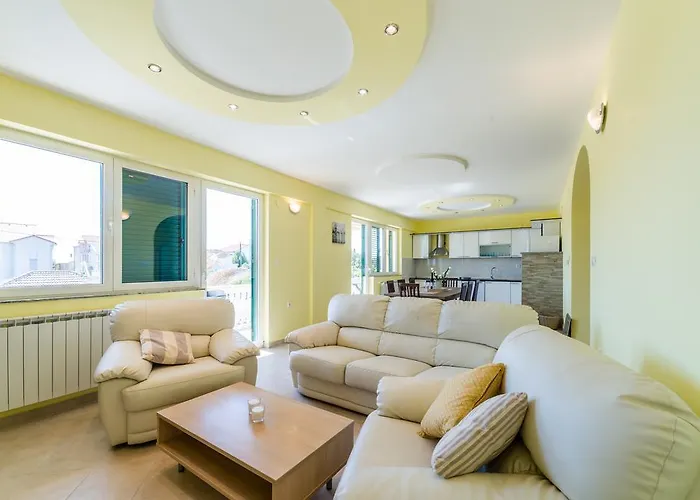 Crowonder Sun&fun House With Large Swimming Pool, Playroom And Garden *