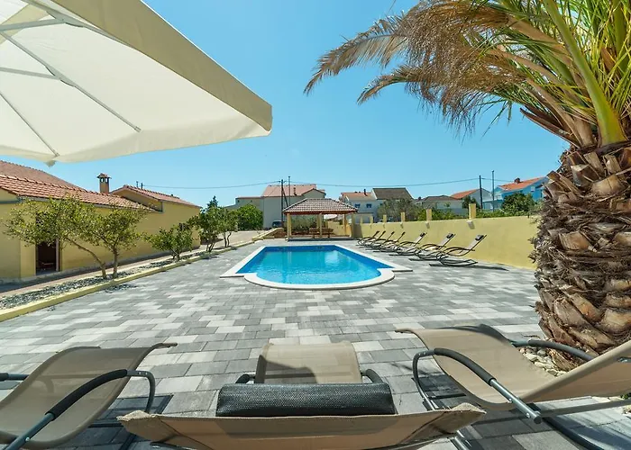 Crowonder Sun&fun House With Large Swimming Pool, Playroom And Garden 아파트 비빈제
