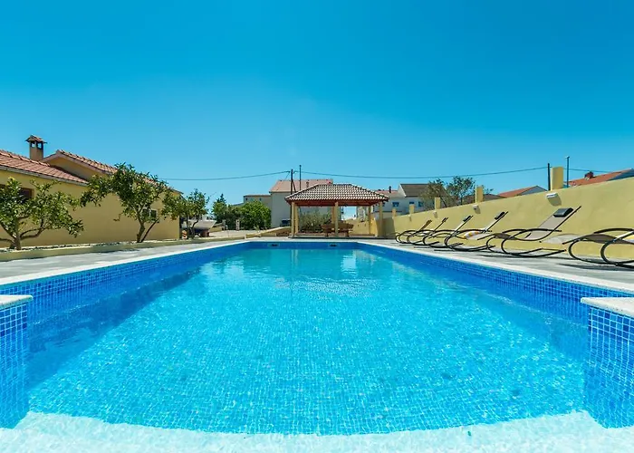 아파트 Crowonder Sun&fun House With Large Swimming Pool, Playroom And Garden 비빈제