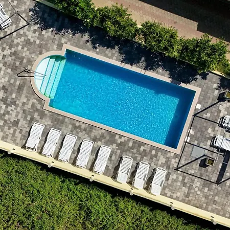 Crowonder Sun&fun House With Large Swimming Pool, Playroom And Garden Bibinje