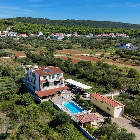 Apartment Crowonder Sun&fun House With Large Swimming Pool, Playroom And Garden