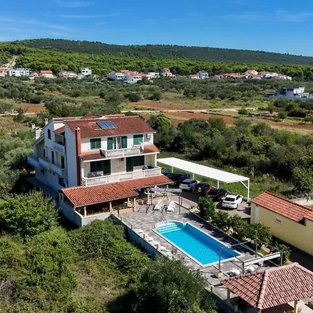 Apartment Crowonder Sun&fun House With Large Swimming Pool, Playroom And Garden Bibinje