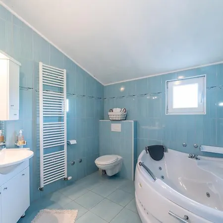 Crowonder Sun&fun House With Large Swimming Pool, Playroom And Garden Apartment