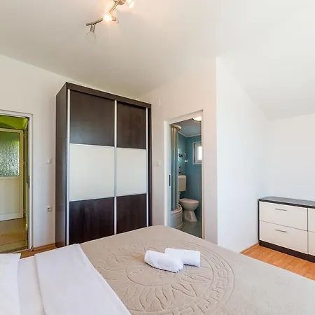 Crowonder Sun&fun House With Large Swimming Pool, Playroom And Garden