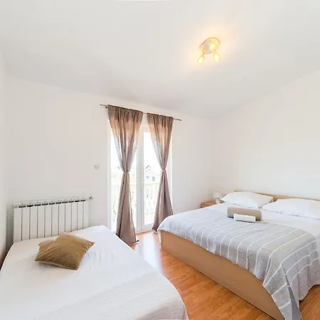 Crowonder Sun&fun House With Large Swimming Pool, Playroom And Garden Apartament