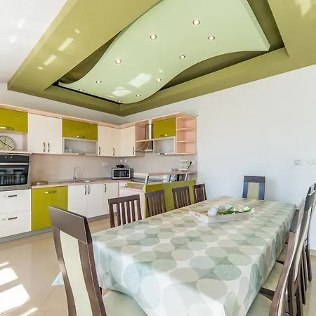 Crowonder Sun&fun House With Large Swimming Pool, Playroom And Garden Bibinje