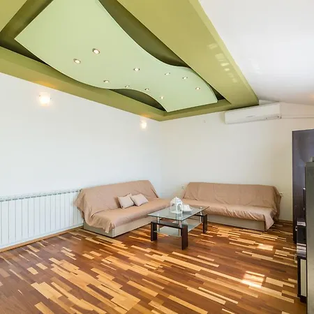 Crowonder Sun&fun House With Large Swimming Pool, Playroom And Garden *