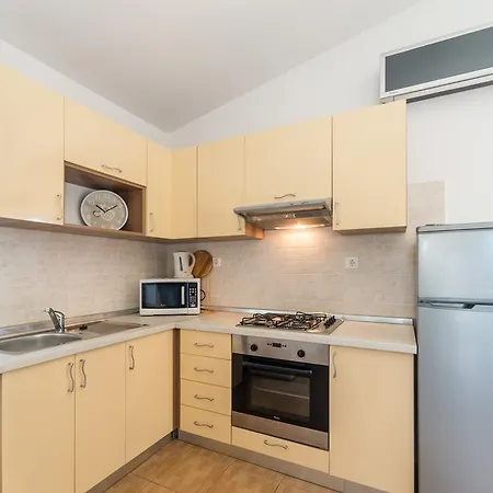 Crowonder Sun&fun House With Large Swimming Pool, Playroom And Garden *