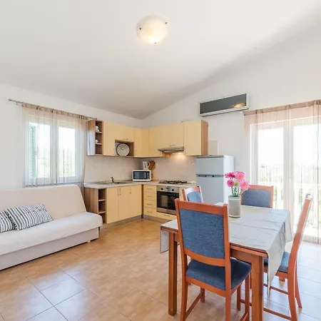 Crowonder Sun&fun House With Large Swimming Pool, Playroom And Garden * Bibinje