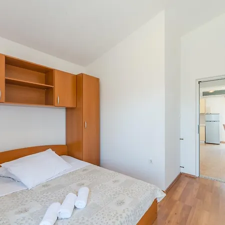 Crowonder Sun&fun House With Large Swimming Pool, Playroom And Garden Bibinje