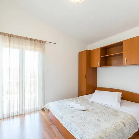 Crowonder Sun&fun House With Large Swimming Pool, Playroom And Garden Apartment