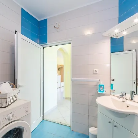 Crowonder Sun&fun House With Large Swimming Pool, Playroom And Garden