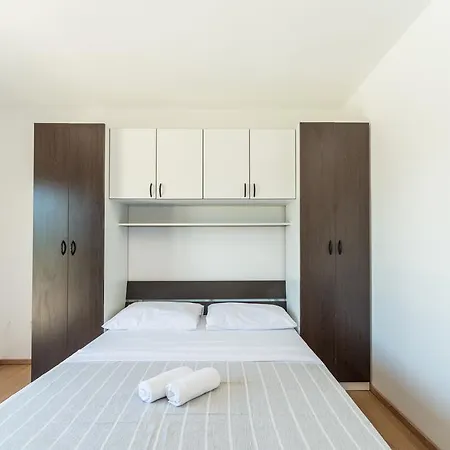 Crowonder Sun&fun House With Large Swimming Pool, Playroom And Garden * Bibinje