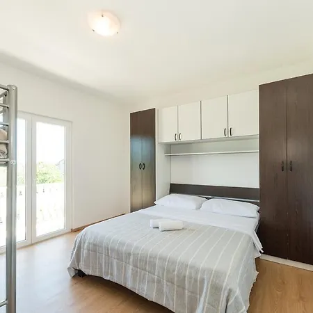 Crowonder Sun&fun House With Large Swimming Pool, Playroom And Garden *