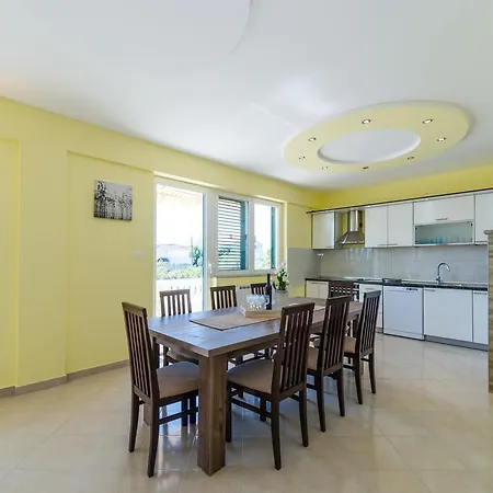 Crowonder Sun&fun House With Large Swimming Pool, Playroom And Garden *