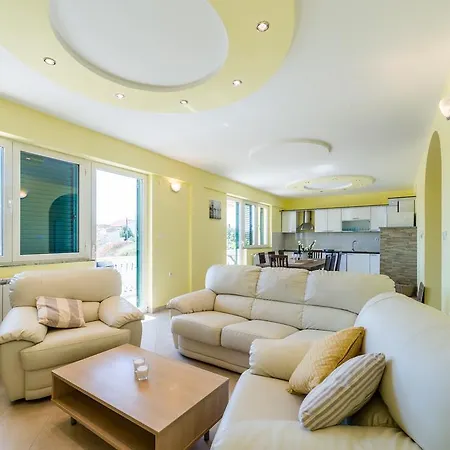 Crowonder Sun&fun House With Large Swimming Pool, Playroom And Garden *