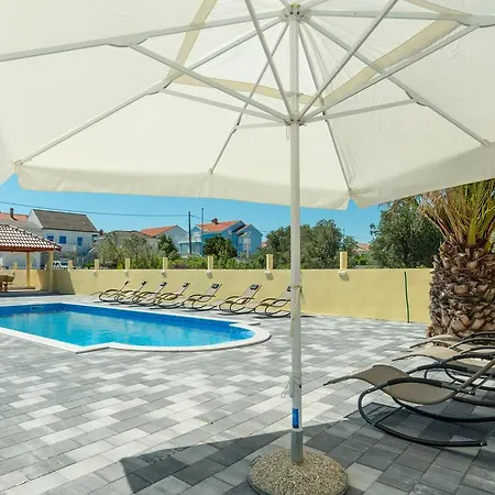 Crowonder Sun&fun House With Large Swimming Pool, Playroom And Garden Appartement