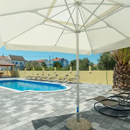 Crowonder Sun&fun House With Large Swimming Pool, Playroom And Garden Apartment