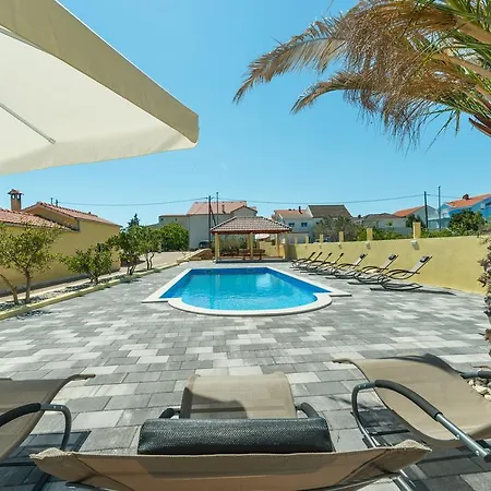 Crowonder Sun&fun House With Large Swimming Pool, Playroom And Garden Apartment Bibinje
