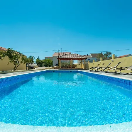Apartment Crowonder Sun&fun House With Large Swimming Pool, Playroom And Garden Bibinje