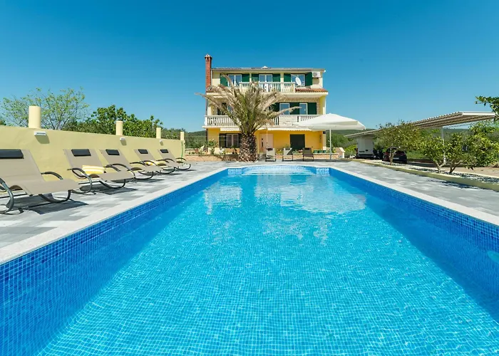 Crowonder Sun&fun House With Large Swimming Pool, Playroom And Garden * Bibinje