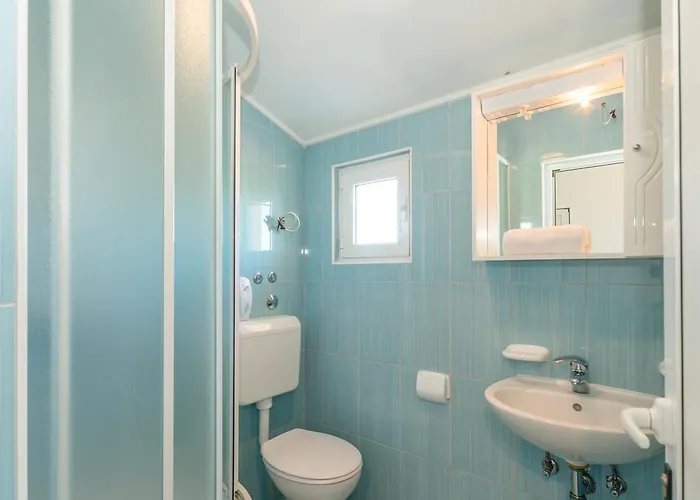 Crowonder Sun&fun House With Large Swimming Pool, Playroom And Garden *
