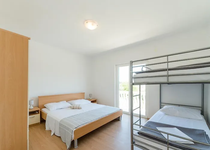 Crowonder Sun&fun House With Large Swimming Pool, Playroom And Garden *